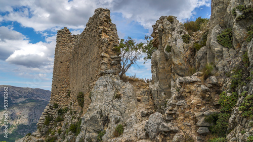 Castillo de Aljofra El castillo de Alfofra es un castillo del siglo XIII que se alza en el término municipal de Confrides, en la comarca de la Marina Baja, España. © Tonikko