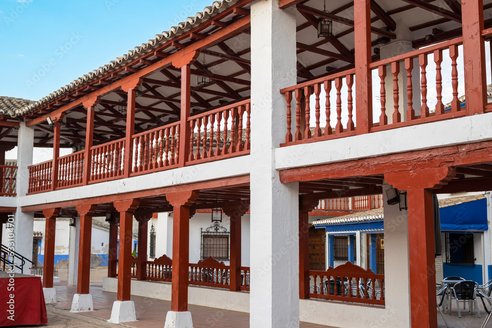 Plaza porticada y tradicional de la Constitución en la villa de Puerto Lápice, España