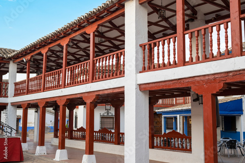 Plaza porticada y tradicional de la Constitución en la villa de Puerto Lápice, España