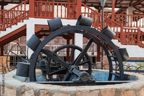 Ruedas dentadas en mecanismo para extraer agua de un antiguo pozo de agua en Puerto Lápice, España photo