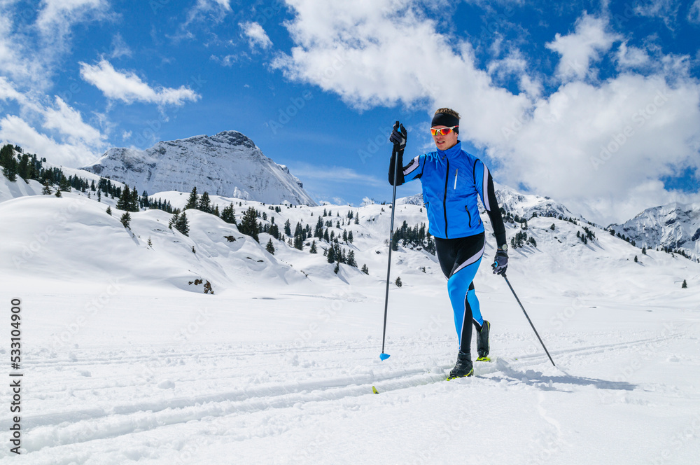 Ausdauersport Langlauf im klassischen Stil im Hochgebirge
Ausdauersport Langlauf im klassischen Stil im Hochgebirge
