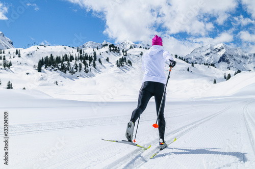 Sportliche junge Frau beim Skilanglauf  in der klassischen Technik