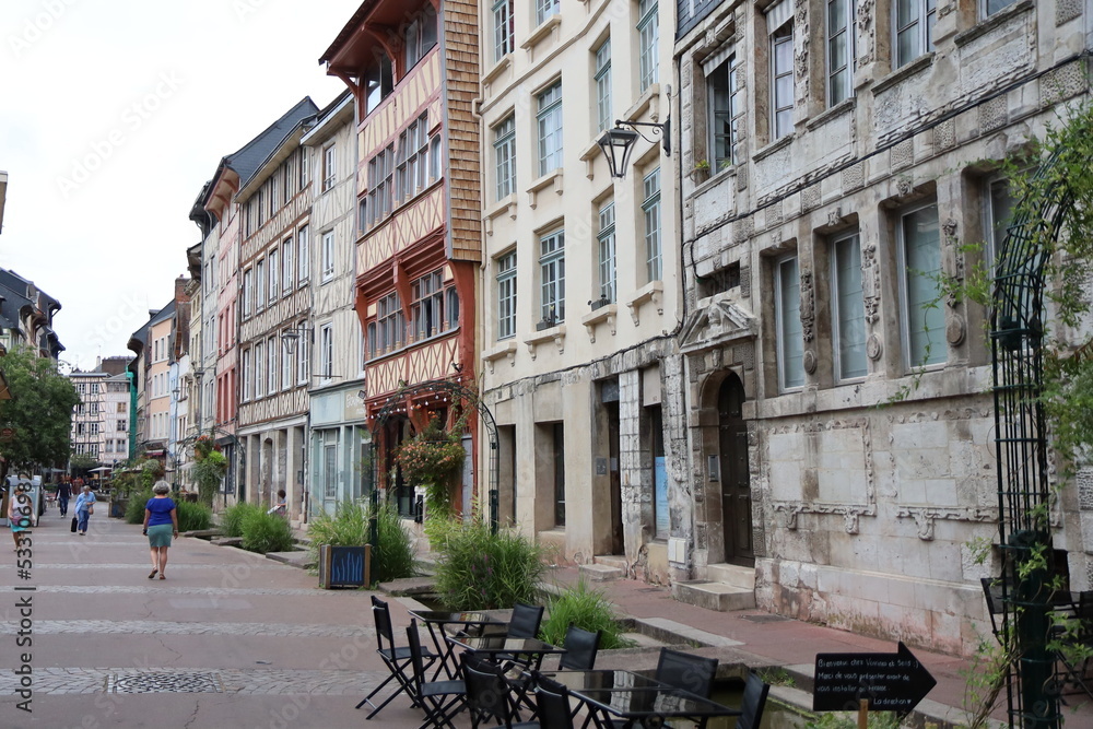 Rue typique, ville de Rouen, département de la Seine Maritime, France