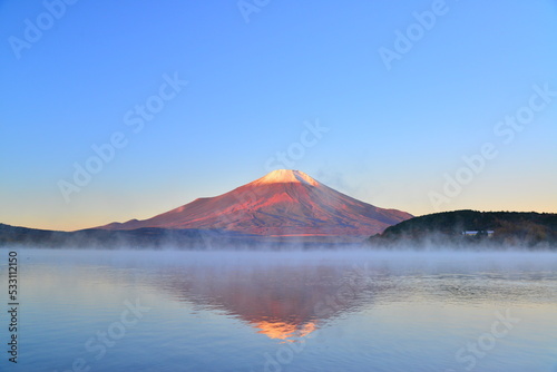 Fototapeta Naklejka Na Ścianę i Meble -  紅富士山と山中湖
