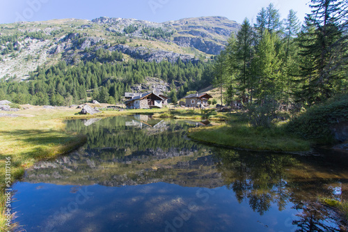 village classé du Monal à Sainte Foy en Tarentaise en savoie, un village montagnard avec ses chalets anciens