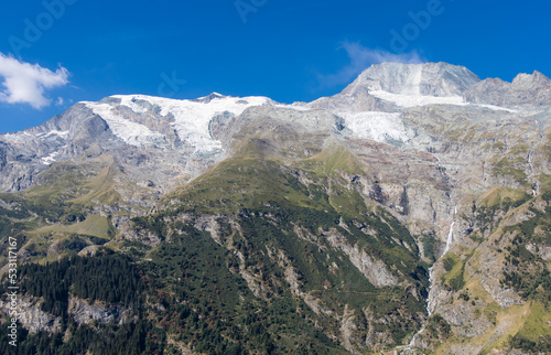 vue sur le Mont Pourri et ses glaciers en   t  