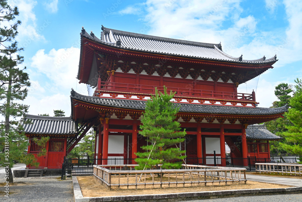 夏の朝に参拝した京都市妙心寺の雄大な三門