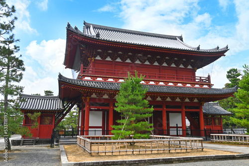 夏の朝に参拝した京都市妙心寺の雄大な三門