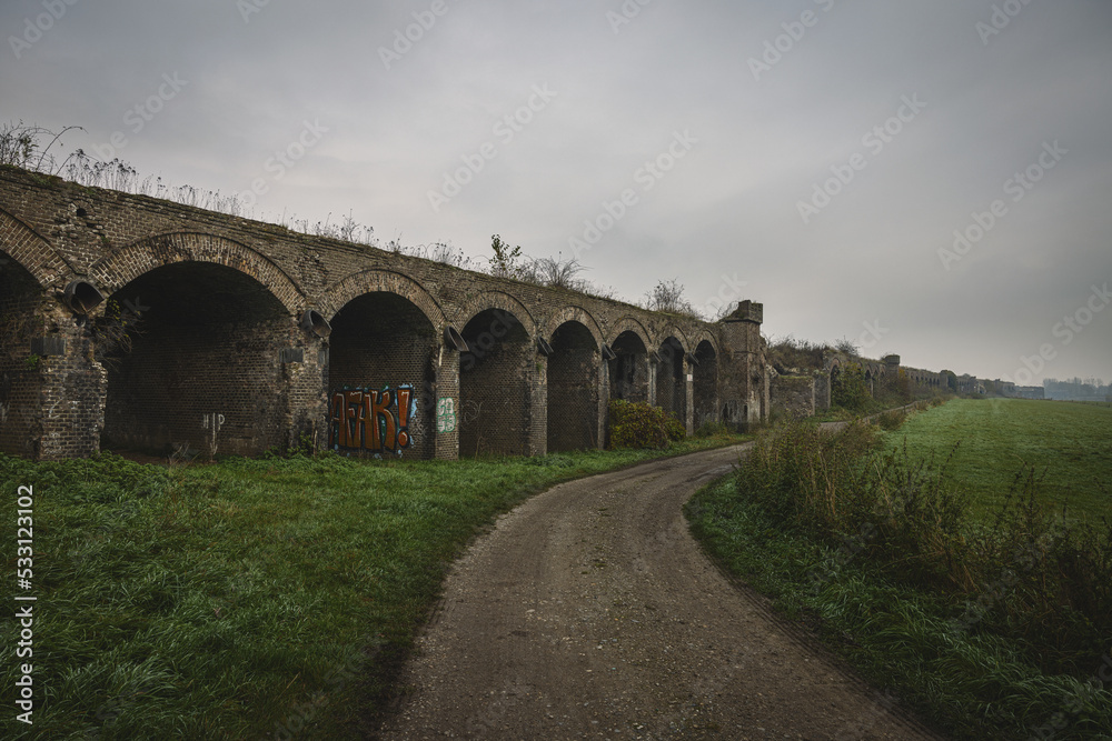 historische Eisenbahnbrücke Ruine aus ziegelsteinen und stahl im 2. weltkrieg zerstört