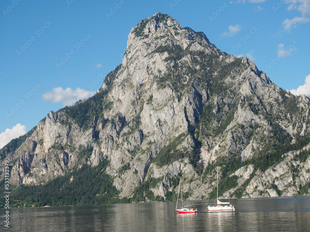Bergpanorama - mit dem Segelboot in den Alpen	