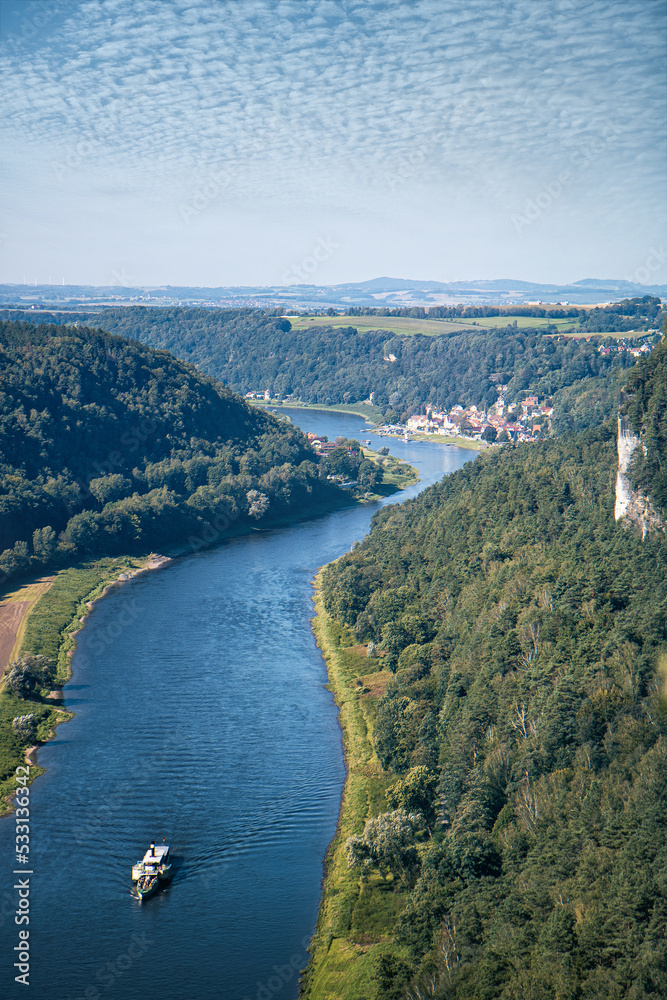 Elbsandsteingebirge mit Blick auf die Elbe im Sommer. Hochkant Panorama Foto mit Touristen Boot.