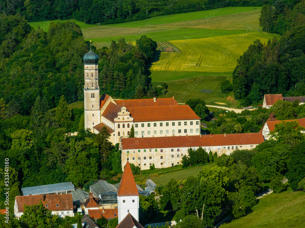 Ausblick auf das Kloster von Mönchsdeggingen im Nördlinger Ries