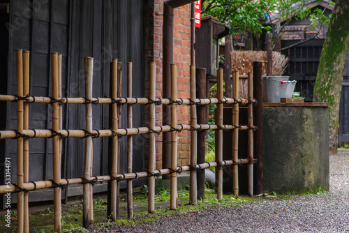 竹の柵がある風景