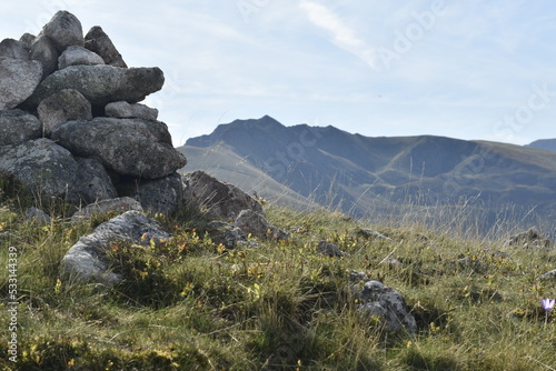 paysage de montagne avec un cairn en premier plan © Lauan