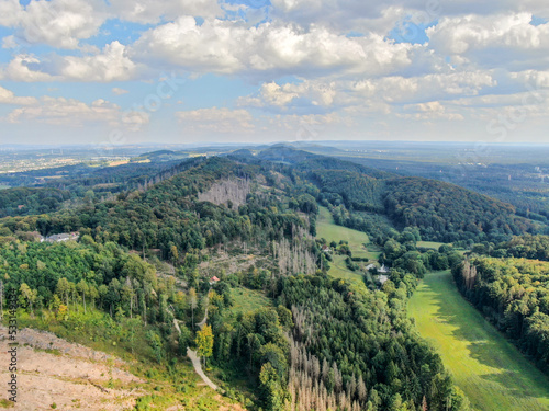 Mittelgebirge Teutoburger Wald in Nordrhein-Westfalen  im Nieders  chsischen Bergland Luftaufnahme Bielefeld