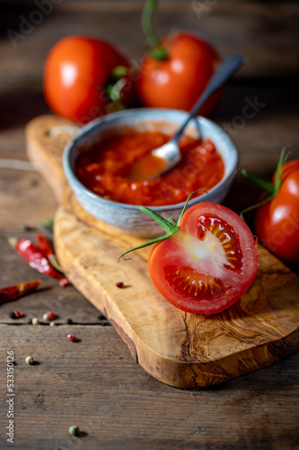 Nachaufnahme einer Schale mit passierten Tomaten