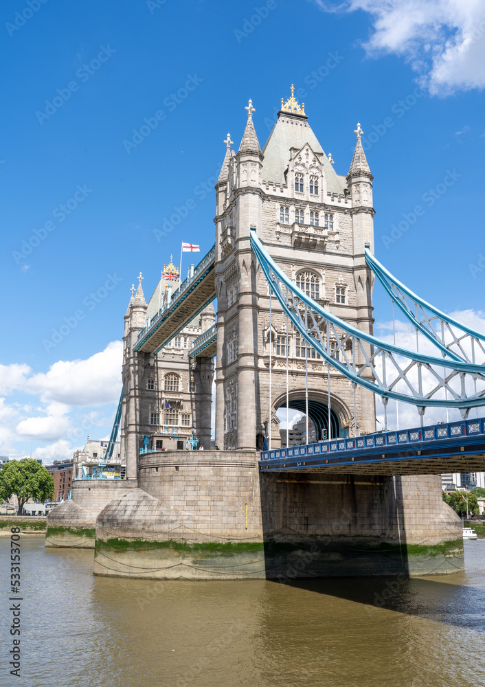 Obraz premium Tower Bridge closeup vertical shot
