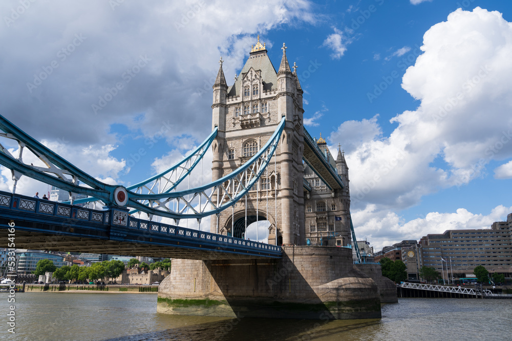 Obraz premium Panoramic view of the Tower bridge in UK