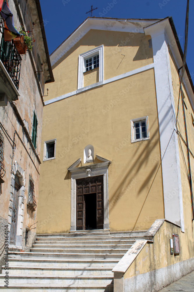 Facciata del Duomo di Fosdinovo con scalinata