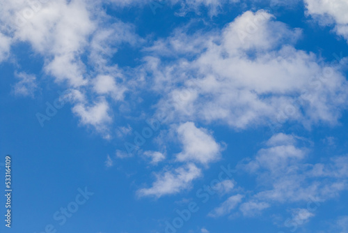 Leichte wei  e Schleierwolken vor blauem Himmel an einem sonnigen Tag im Sommer
