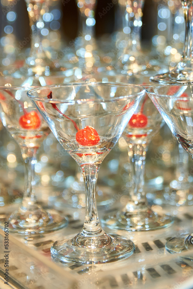 Obraz premium Bright glass pyramid of glasses with cherries