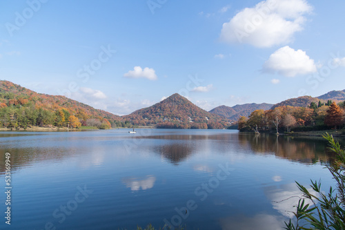 Obraz na płótnie 千丈寺湖(兵庫県三田市)の秋 w salonie