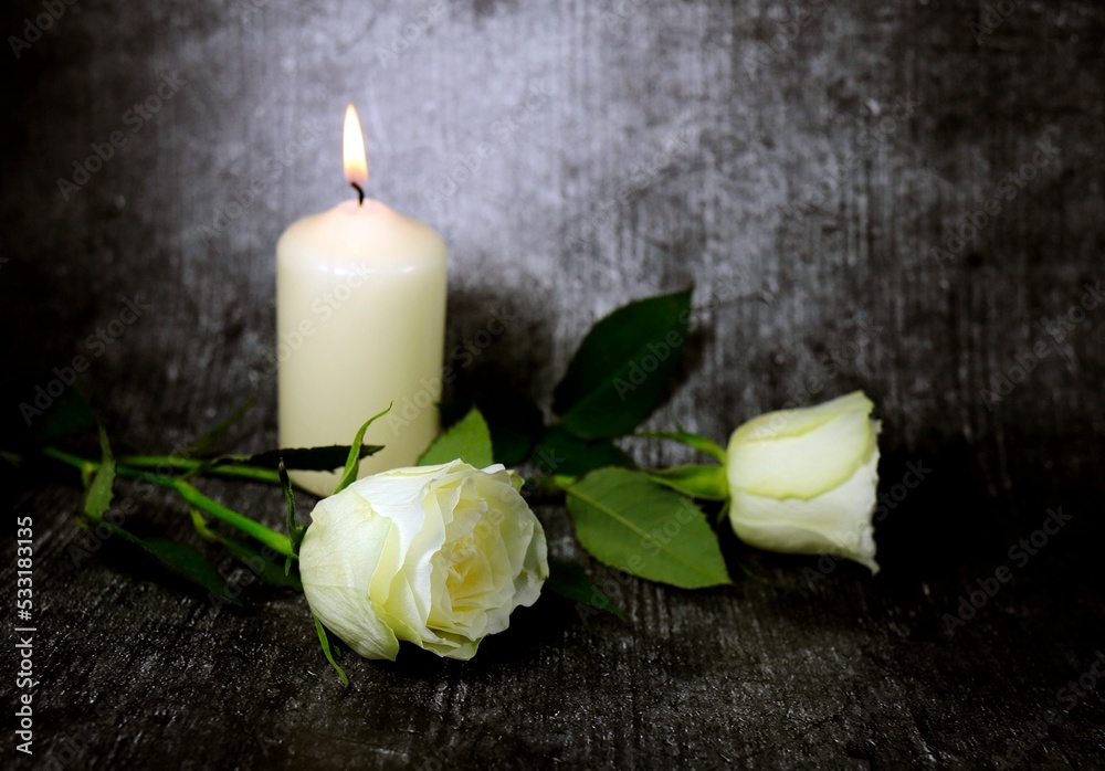 Weiße Rosen mit Kerze Weiße Rosen mit Kerze