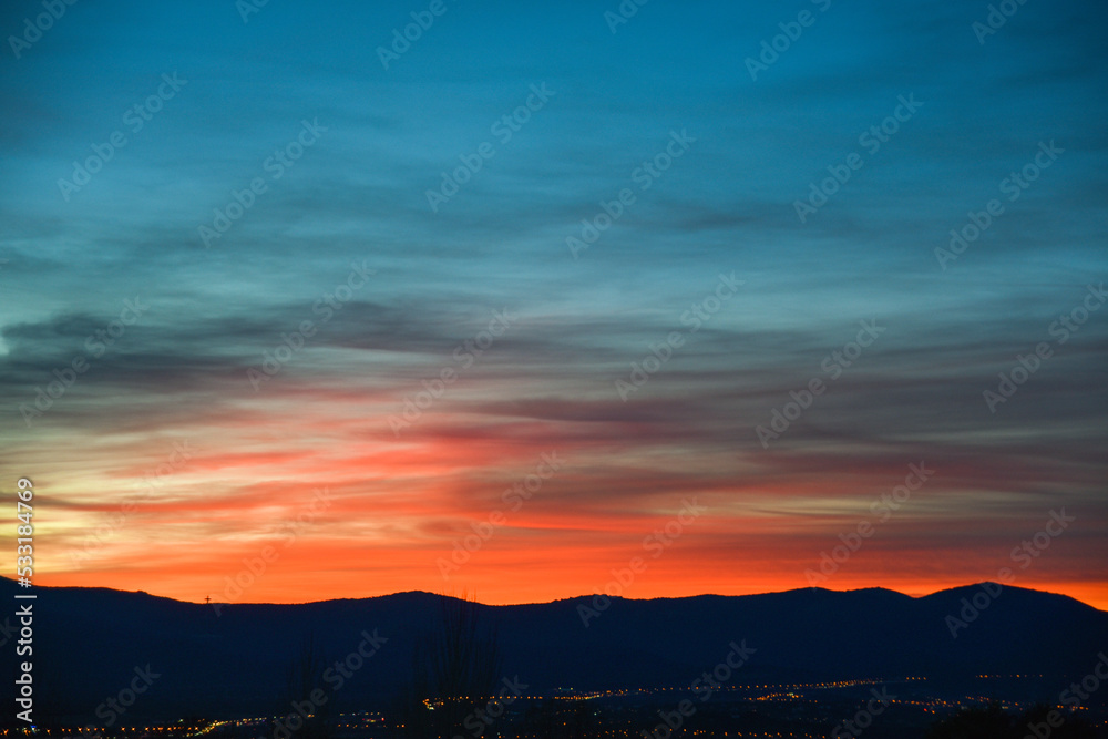 Aterdecer detrás de las montañas con Cruz de los Caidos Aterdecer detrás de las montañas con Cruz de los Caidos