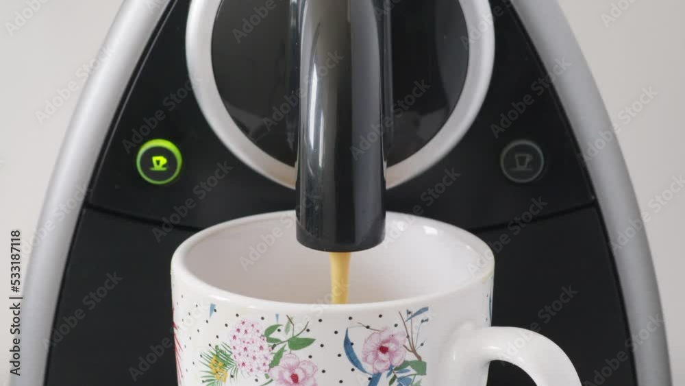 Machine a café espresso avec café qui coule dans une tasse