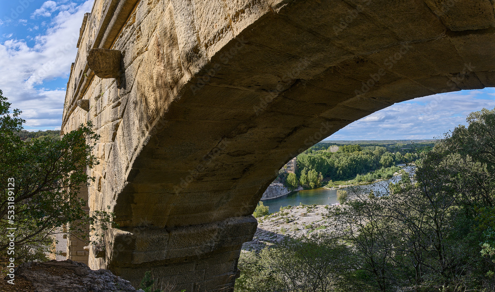 Fototapeta premium Starożytny akwedukt w Prowansji transportował wodę 50 kilometrów do Nimes. Łuk Pont Du Dard.