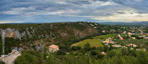 Widok na prowansalskie winnice, panorama. Zielone winorośla ukryte w zacisznej dolinie wśród wzgórz. photo