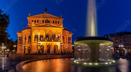 Panoramaaufnahme von Opernplatz in Frankfurt an Main mit der Alten Oper und Lucae-Brunnen in der Dämmerung