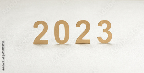 Números de año nuevo de 2023 sobre fondo blanco de fantasía
