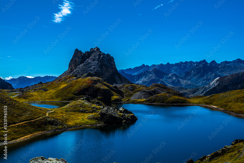 Fototapeta premium Lago dell’Oronaye e Lago Superiore di Roburent a cavallo tra Italia e Francia