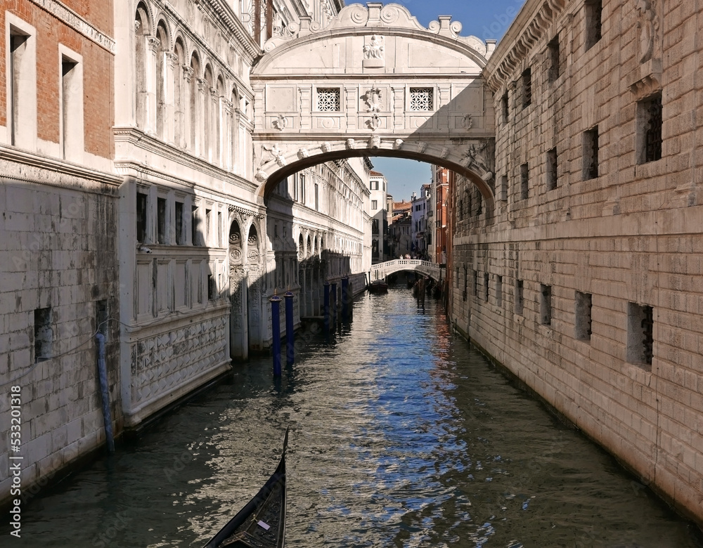 vista di un bellissimo e romantico  canale di Venezia illuminato dal sole