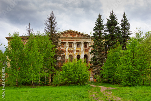 The abandoned mansion © Oleg Zhukov