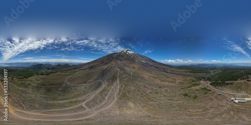 Imagen aérea panoramica en 360 grados del volcan villarrica, con cielo azul y nubes. Ubicado en villarrica pucón en Chile. Foto captada desde dron dji air2s