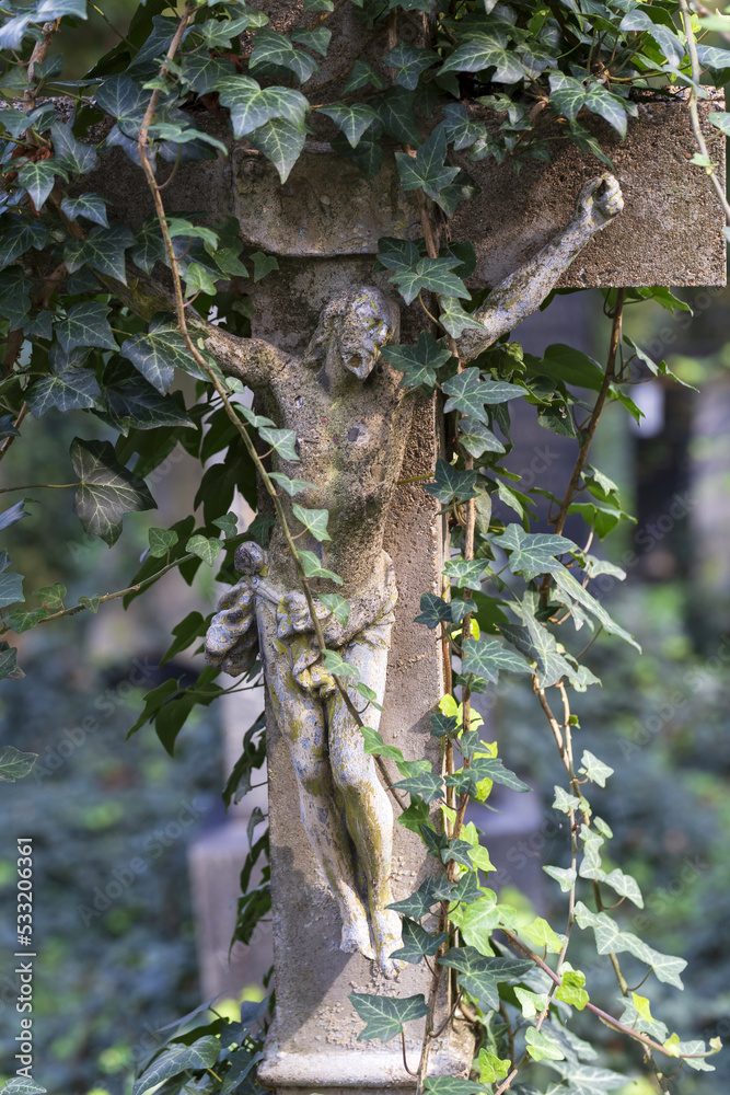 Obraz premium Historic Statue on the mystery old Prague Cemetery, Czech Republic