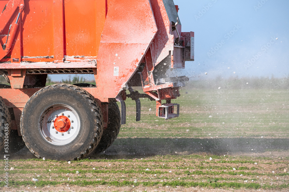 Fototapeta premium Epandage de marne dans un champ avant les semis d'automne afin de basifier la terre