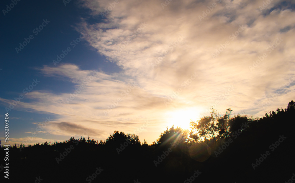 cielo de amanecer con nubes y sol dando sombra cielo de amanecer con nubes y sol dando sombra