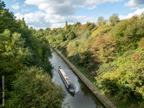 Foto Canal Boat cruising along BCN New Main Line about to go under Galton Bridge