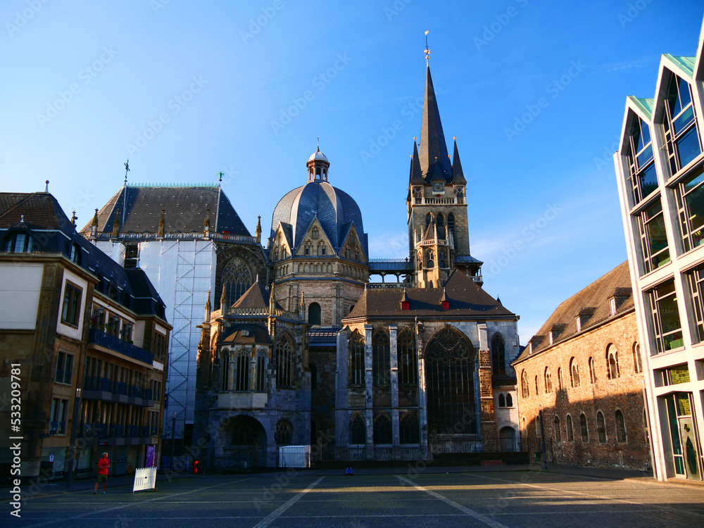 Fototapeta premium Aachen, Deutschland: Der Aachener Dom ragt hoch auf