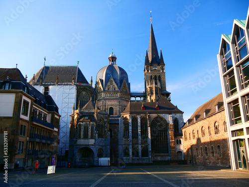 Aachen, Deutschland: Der Aachener Dom ragt hoch auf