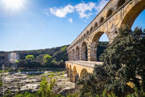 Roman aqueduct Pont du Gard and natural park in Languedoc, France Fototapet