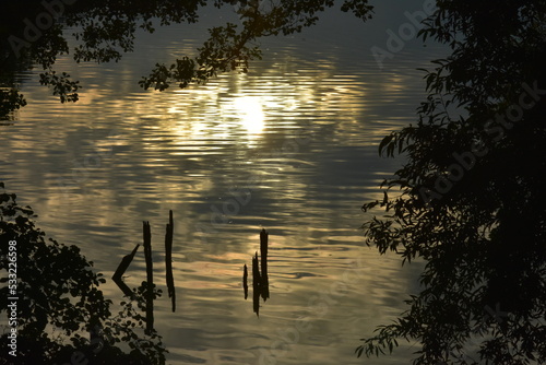 Odbicie zachodzącego słońca w wodzie jeziora