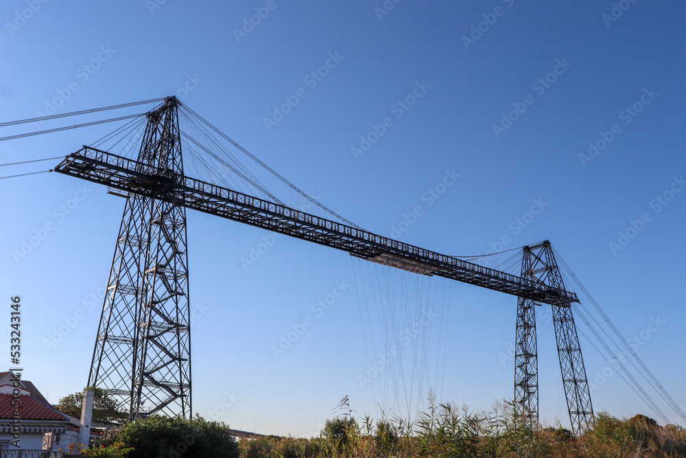 Charente-Maritime - Pont transbordeur vu d'Echillais avec les filins de la nacelle au centre du Pont Charente-Maritime - Pont transbordeur vu d'Echillais avec les filins de la nacelle au centre du Pont