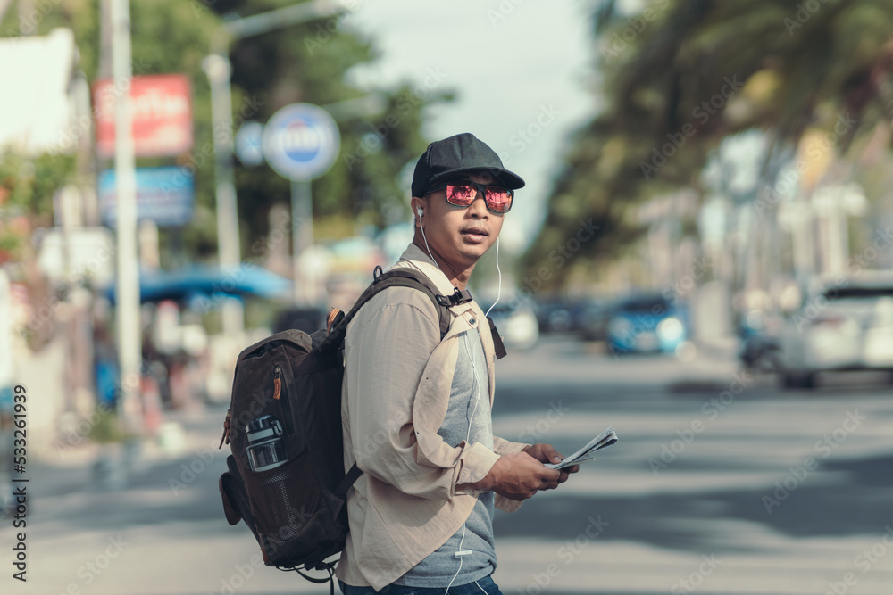 Obraz premium Tourists hold maps to find attractions, restaurants or hotels. backpacker and travel concept.