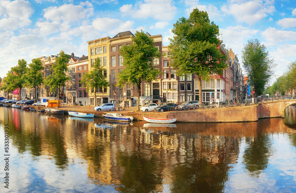 Fototapeta premium Traditional Dutch old houses on canals in Amsterdam, Netherland.