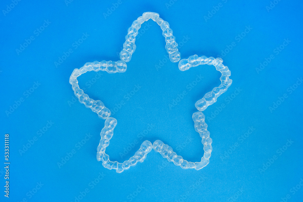 Aligned transparent and invisible dental aligners or braces applicable to orthodontic treatment. Aligned transparent and invisible dental aligners or braces applicable to orthodontic treatment.