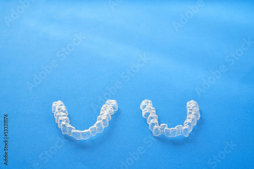 Aligned transparent and invisible dental aligners or braces applicable to orthodontic treatment.